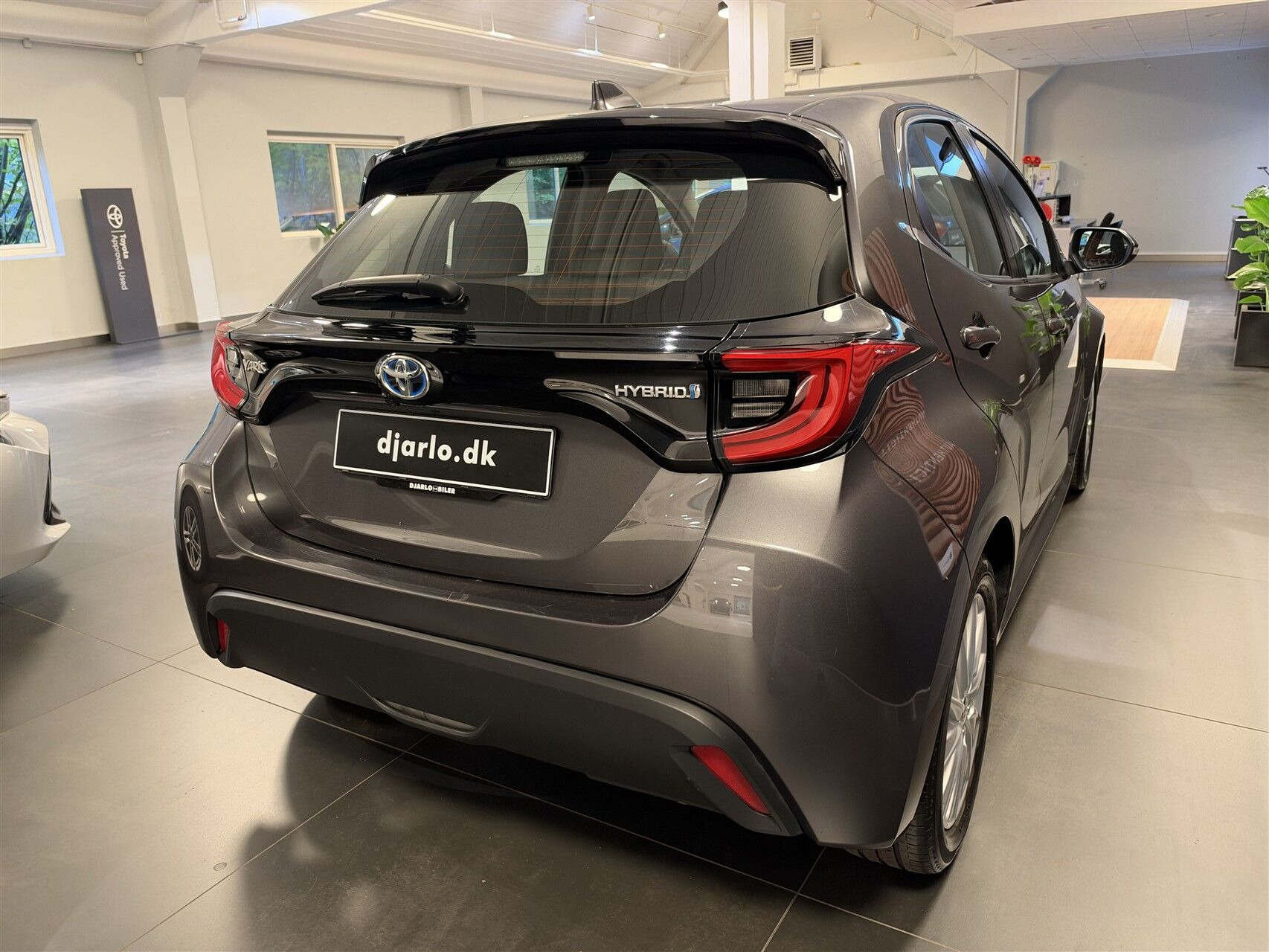 Grå Toyota Yaris fra 2021