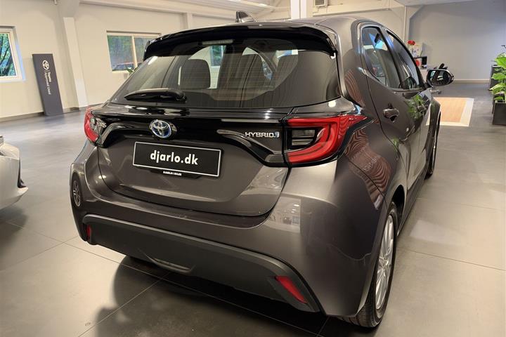 Grå Toyota Yaris fra 2021