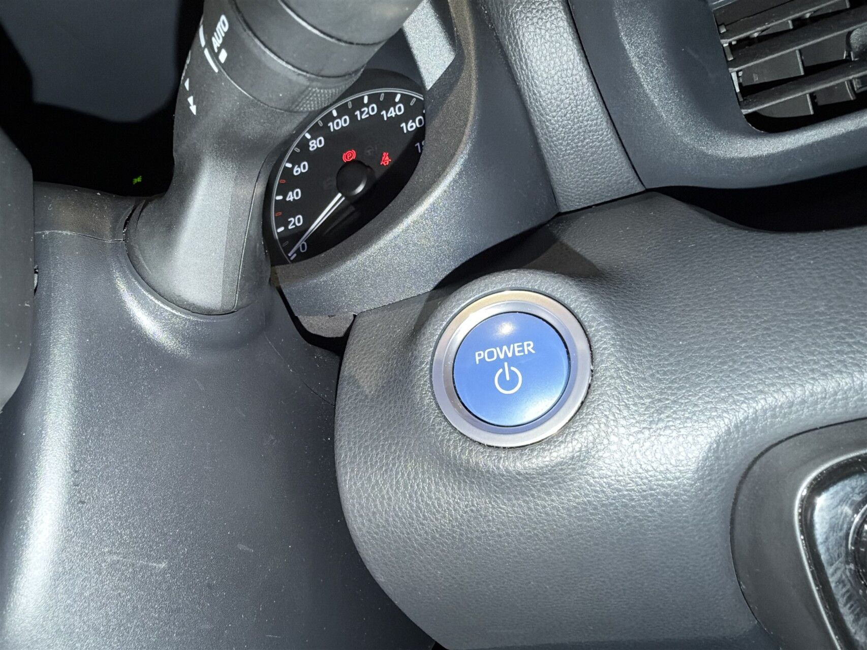 Grå Toyota Yaris fra 2021