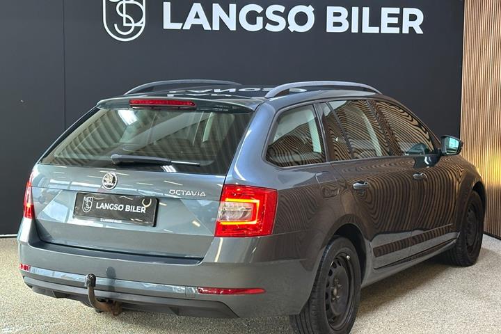 Grå Skoda Octavia fra 2018