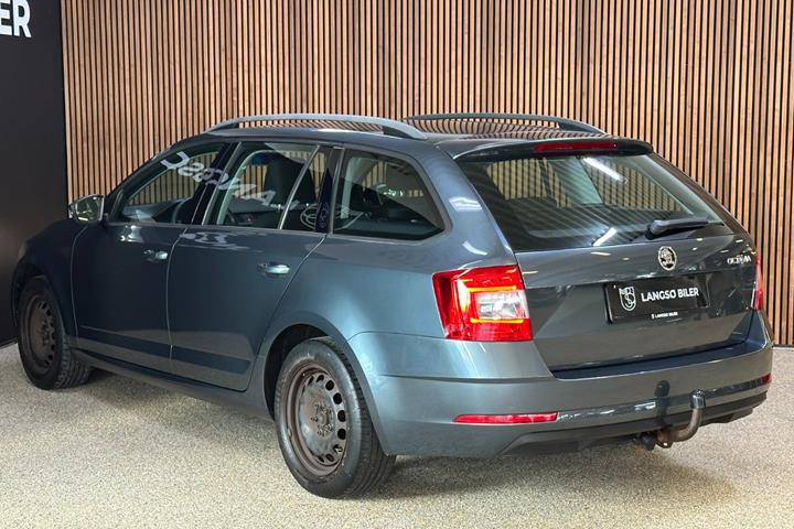 Grå Skoda Octavia fra 2018