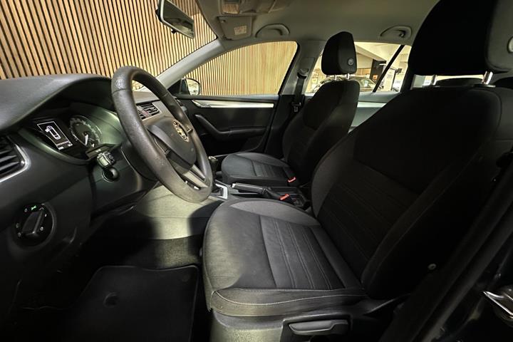 Grå Skoda Octavia fra 2018