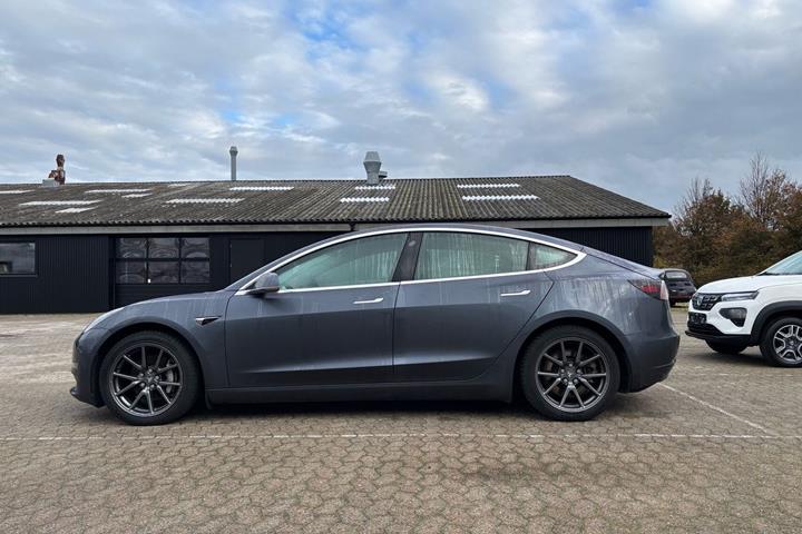 Grå Tesla Model 3 fra 2020