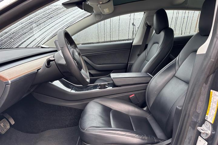 Grå Tesla Model 3 fra 2020