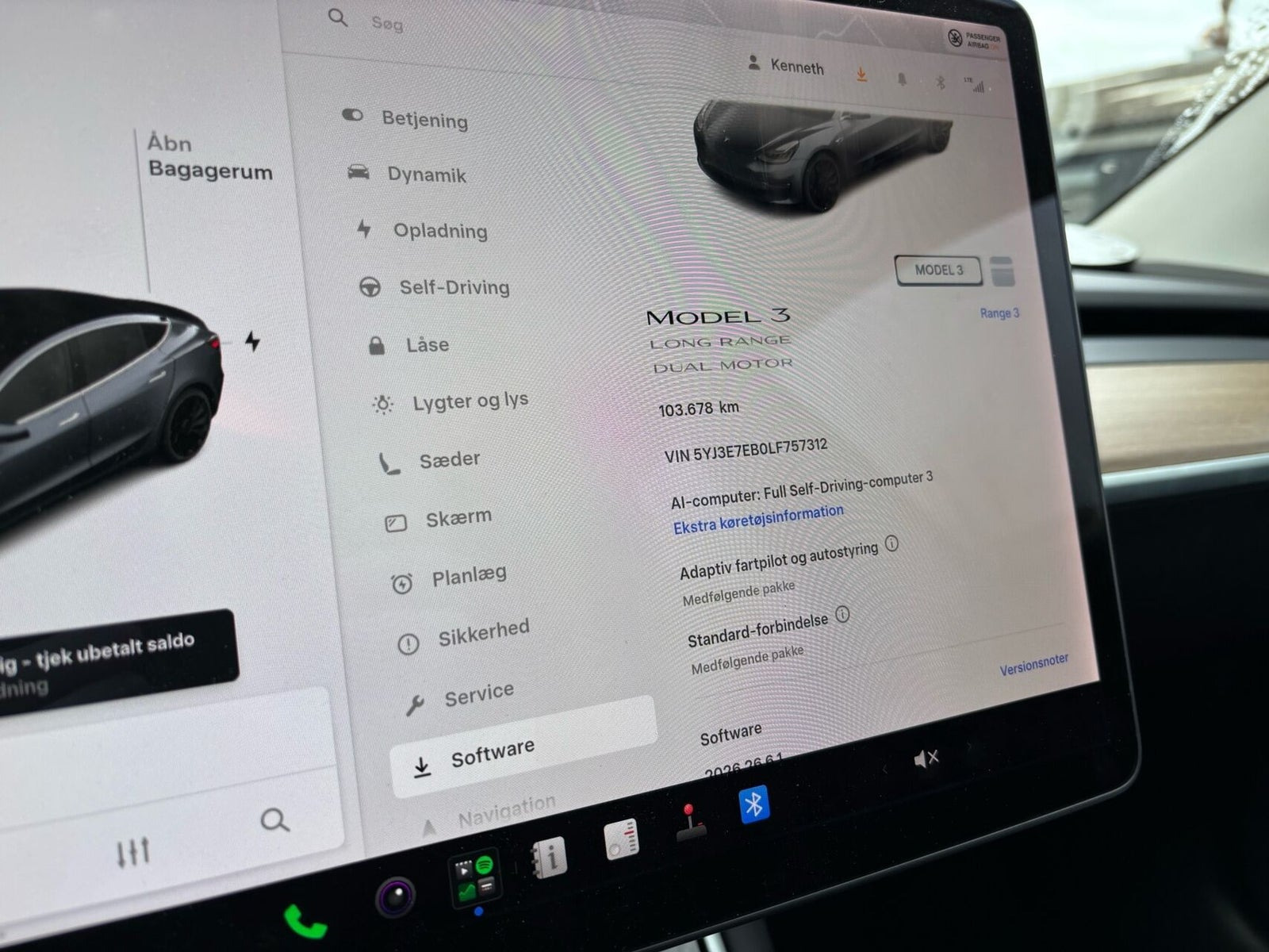 Grå Tesla Model 3 fra 2020