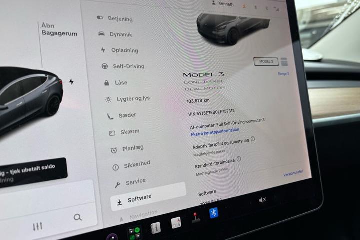 Grå Tesla Model 3 fra 2020