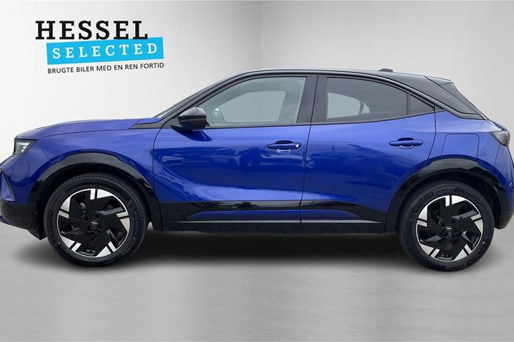 Blå Opel Mokka-e fra 2025