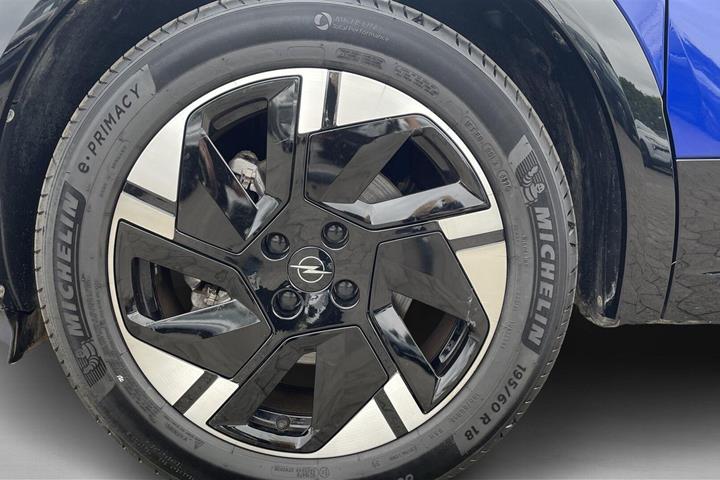 Blå Opel Mokka-e fra 2025