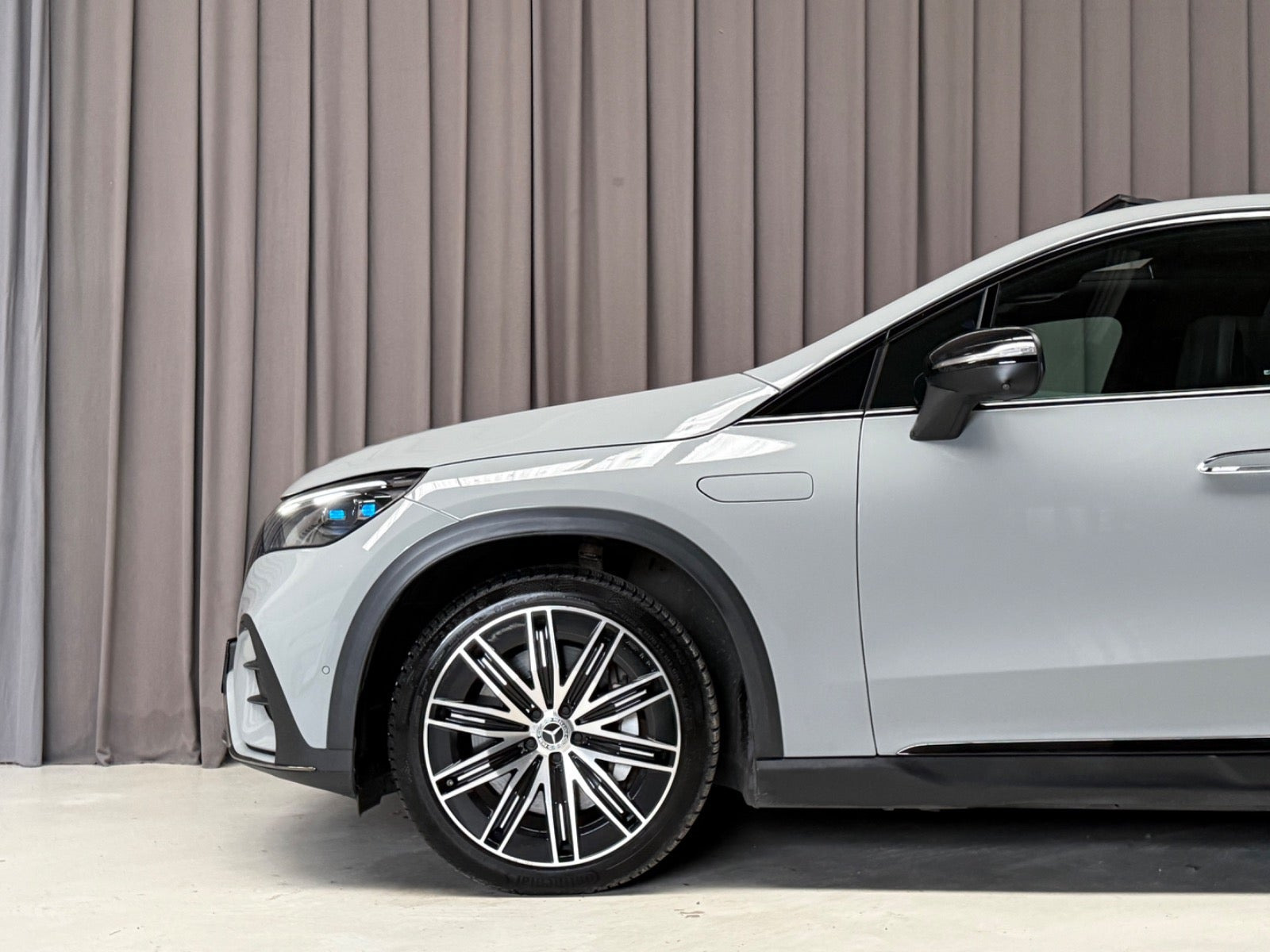 Grå Mercedes EQE350 SUV fra 2023