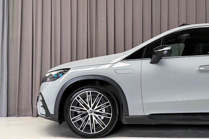 Grå Mercedes EQE350 SUV fra 2023