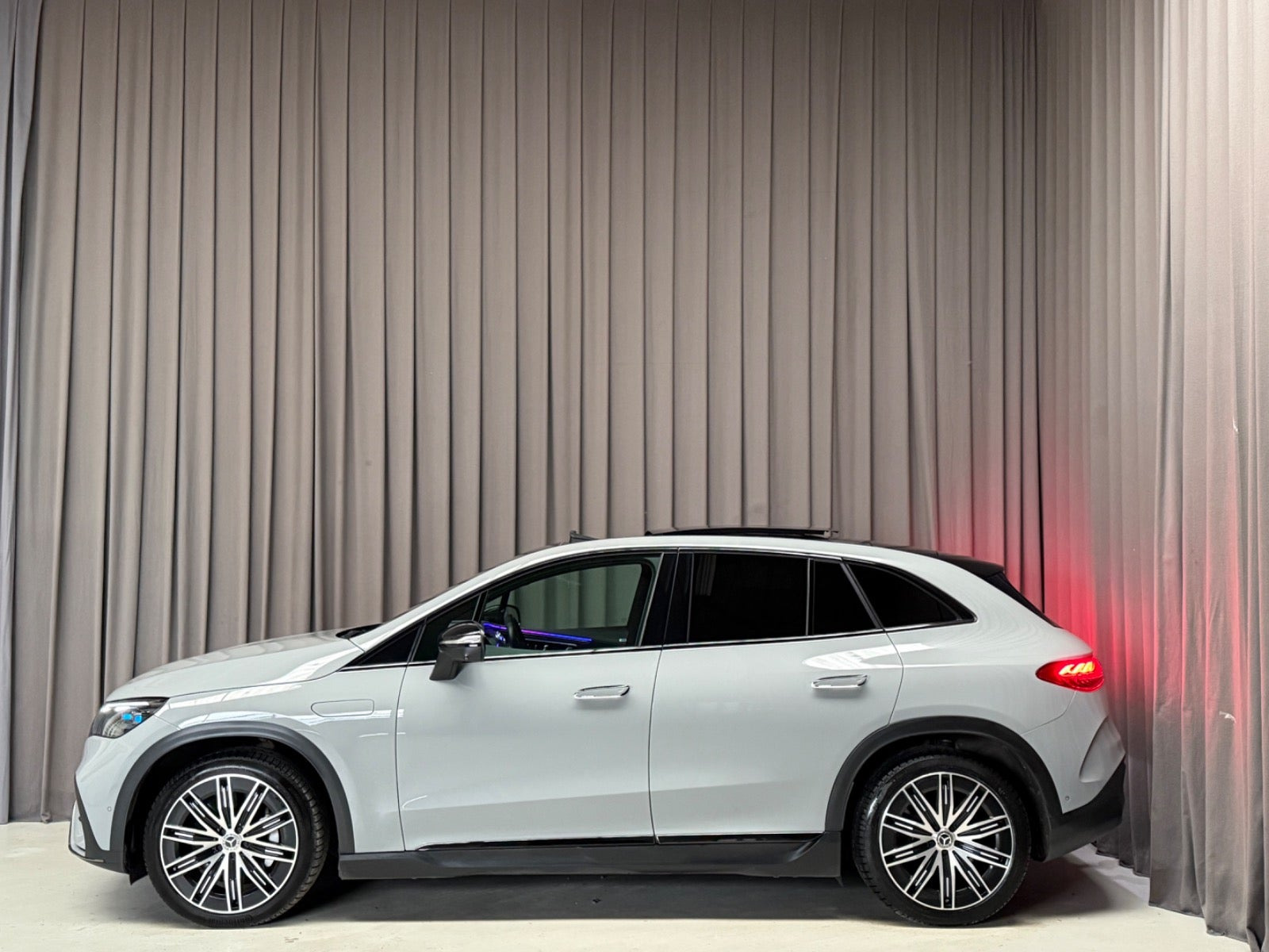 Grå Mercedes EQE350 SUV fra 2023