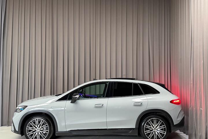 Grå Mercedes EQE350 SUV fra 2023
