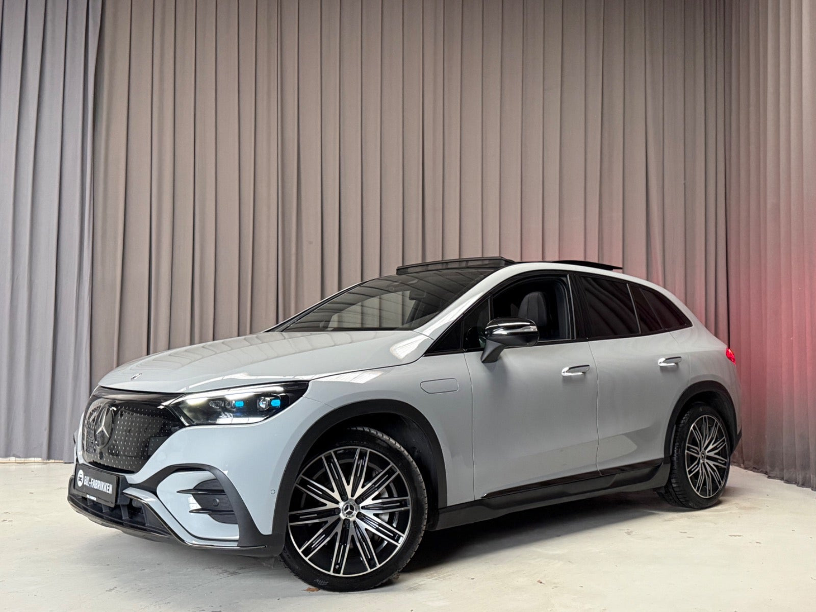 Grå Mercedes EQE350 SUV fra 2023