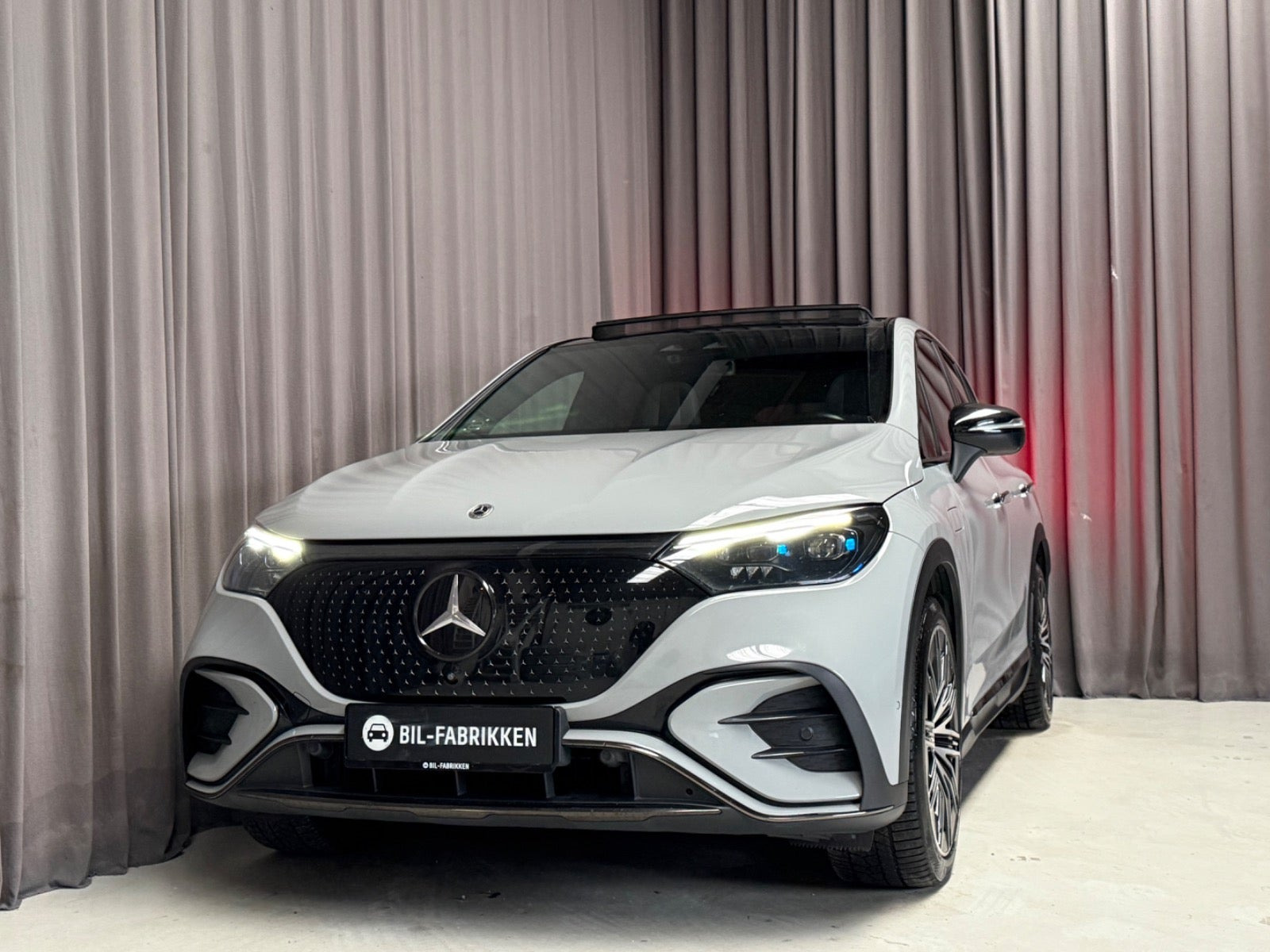 Grå Mercedes EQE350 SUV fra 2023