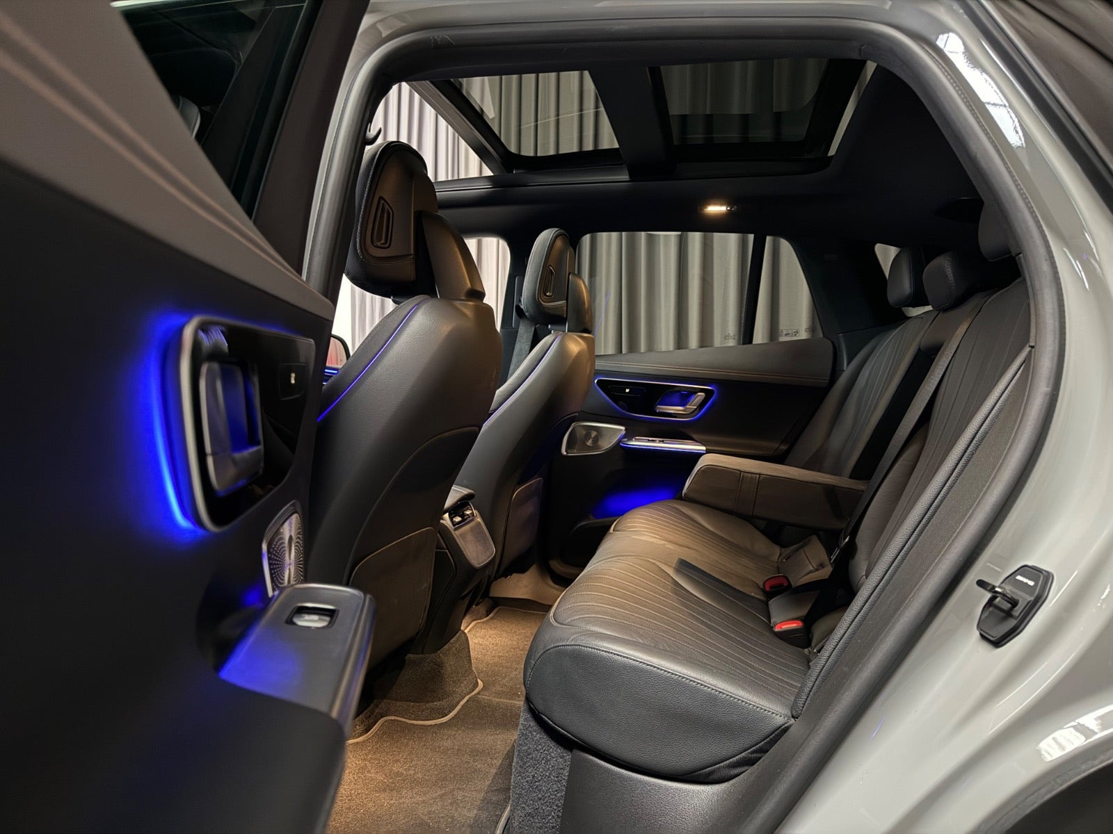 Grå Mercedes EQE350 SUV fra 2023