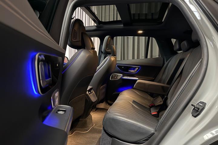 Grå Mercedes EQE350 SUV fra 2023