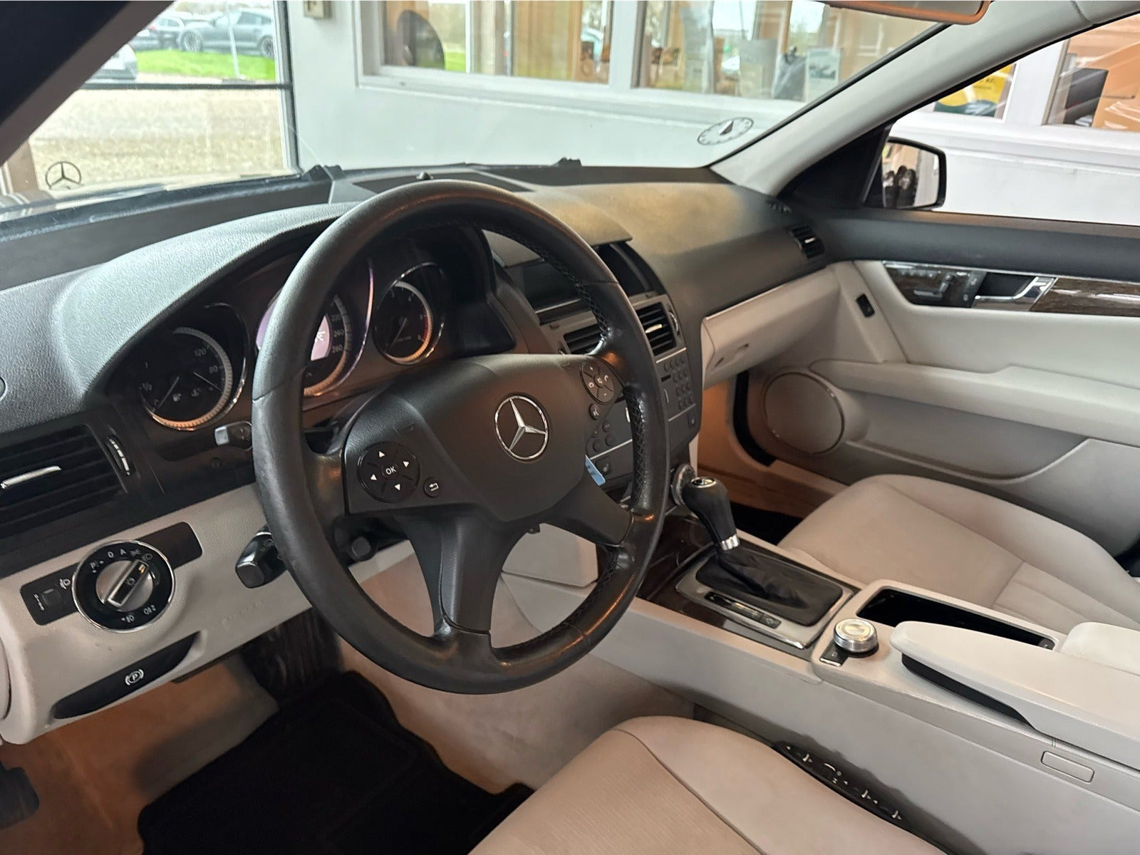 Grå Mercedes C220 fra 2009