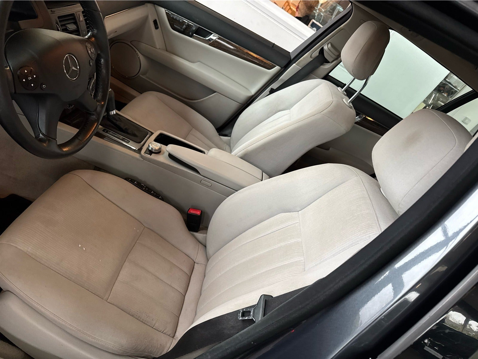 Grå Mercedes C220 fra 2009