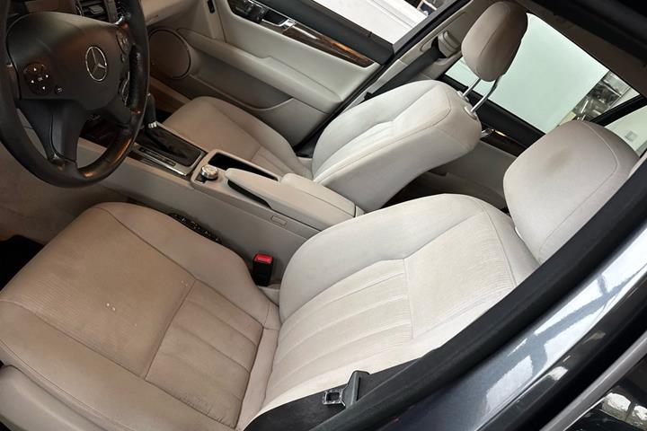 Grå Mercedes C220 fra 2009