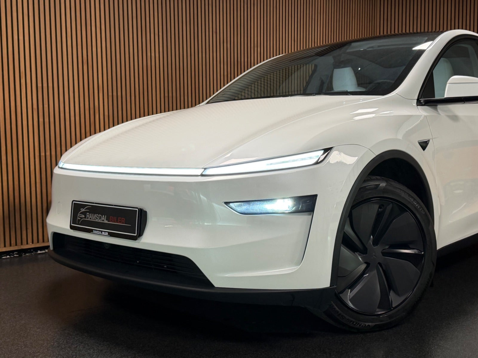 Hvid Tesla Model Y fra 2025