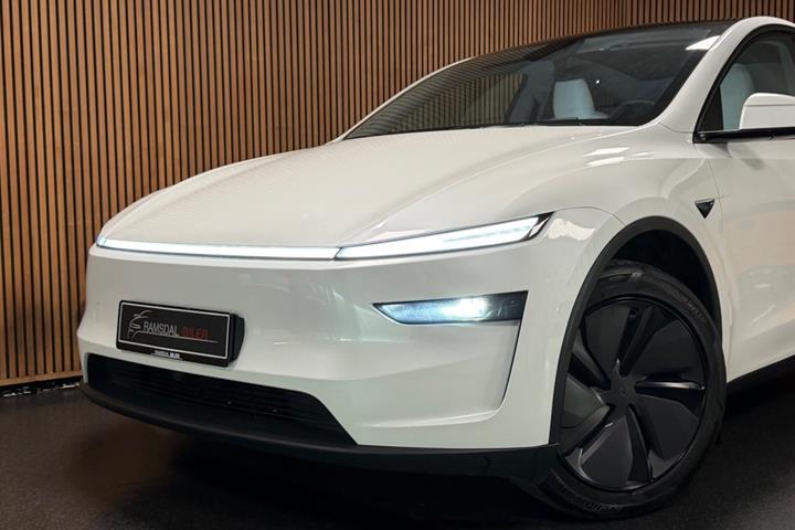 Hvid Tesla Model Y fra 2025