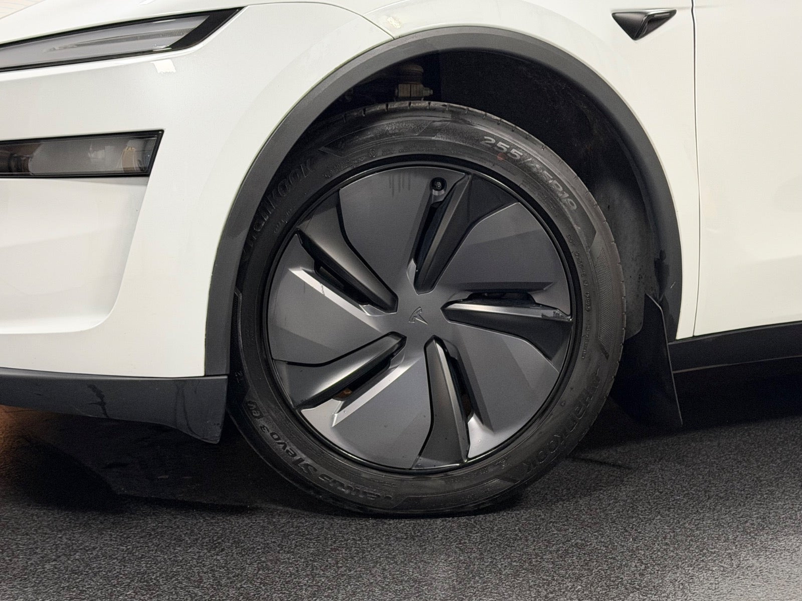 Hvid Tesla Model Y fra 2025