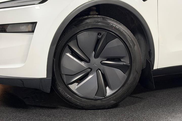 Hvid Tesla Model Y fra 2025