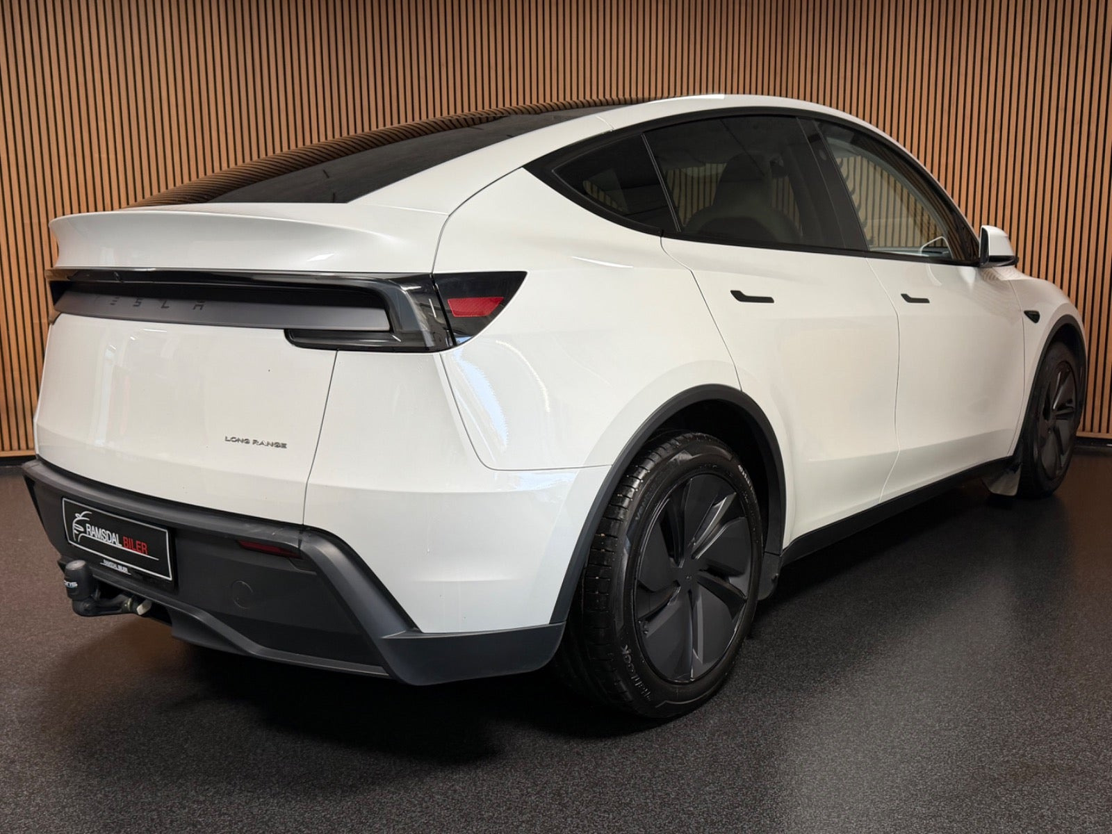 Hvid Tesla Model Y fra 2025