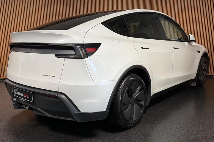 Hvid Tesla Model Y fra 2025