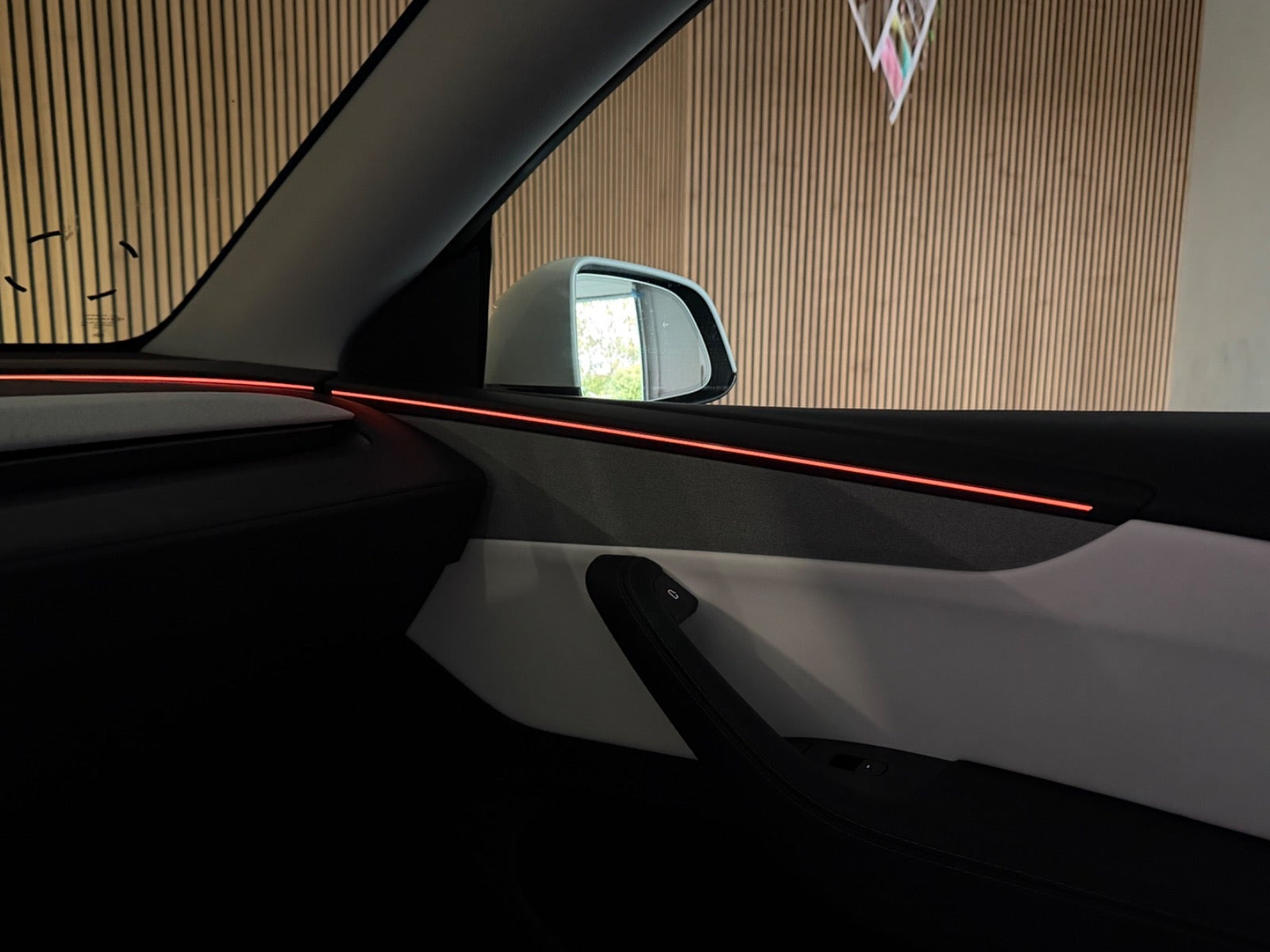 Hvid Tesla Model Y fra 2025