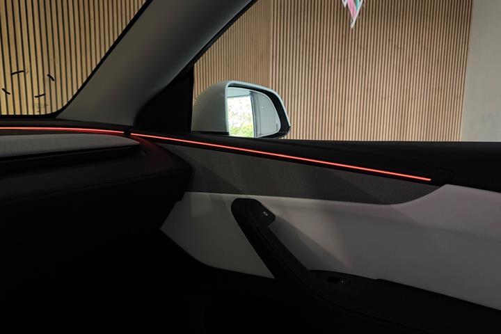 Hvid Tesla Model Y fra 2025