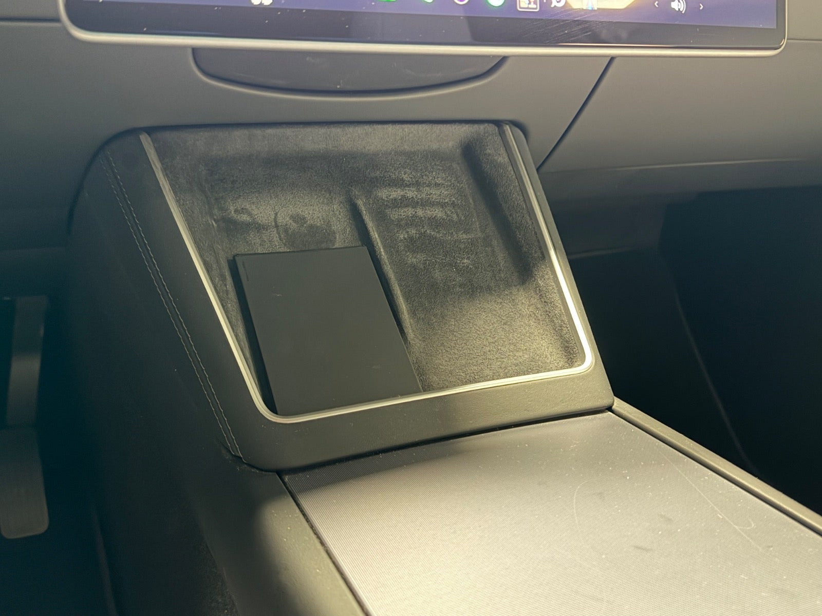 Hvid Tesla Model Y fra 2025