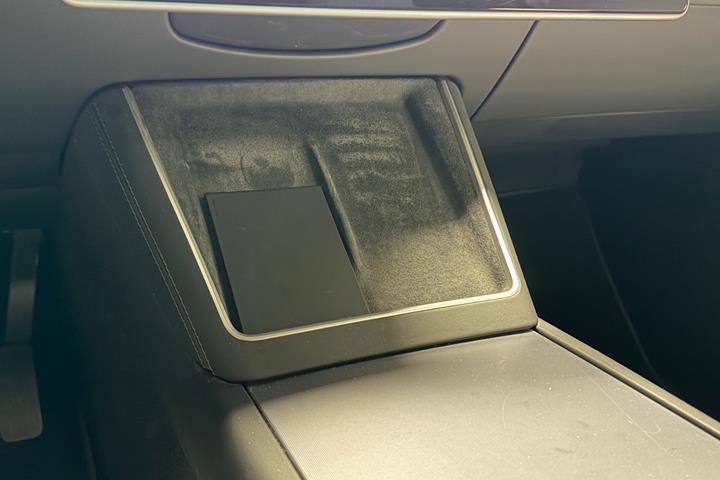 Hvid Tesla Model Y fra 2025