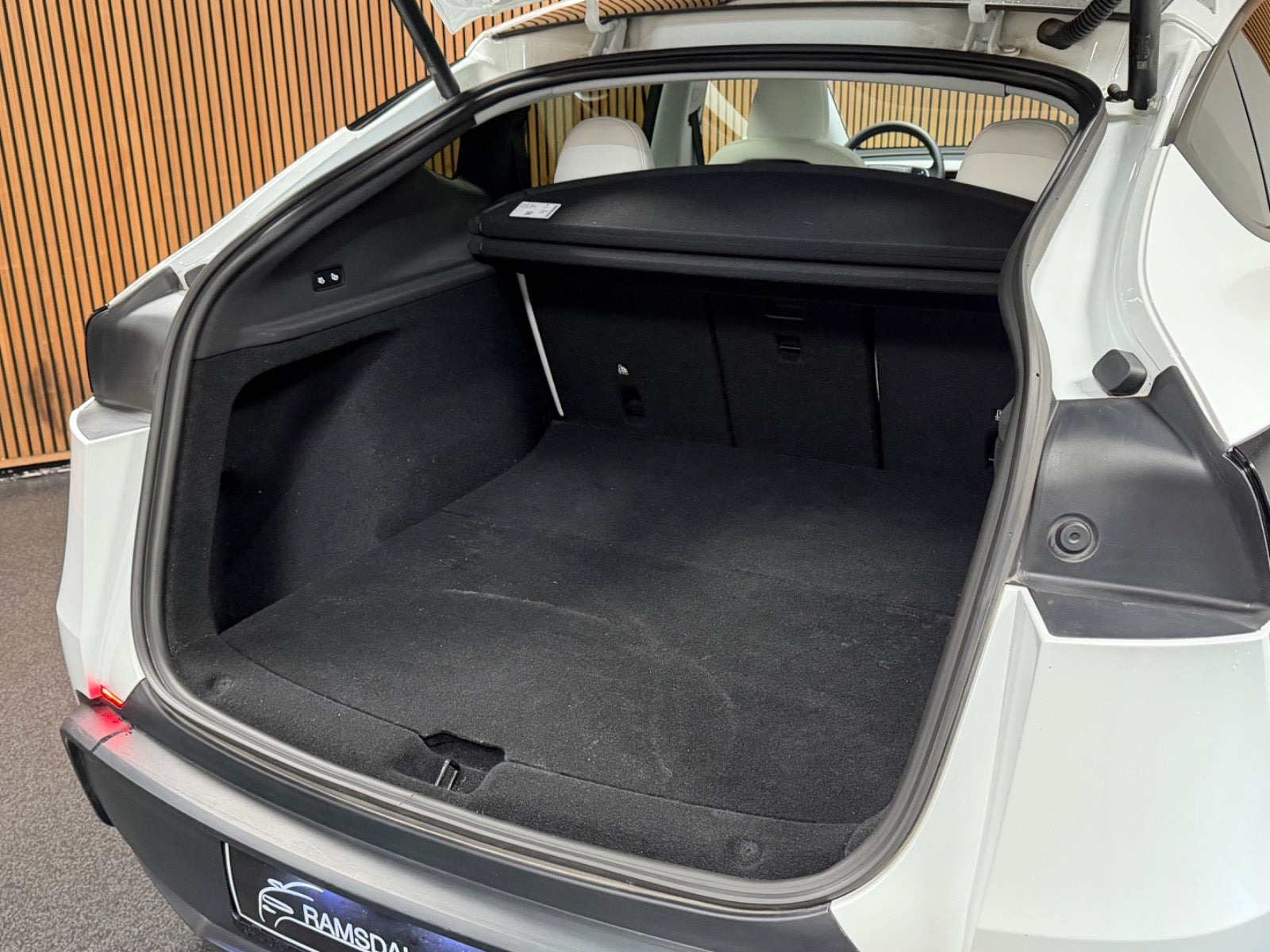 Hvid Tesla Model Y fra 2025