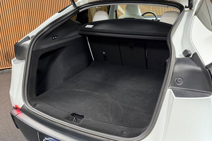 Hvid Tesla Model Y fra 2025