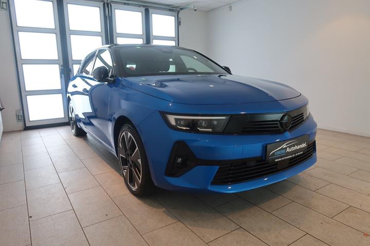 Blå Opel Astra-e fra 2024