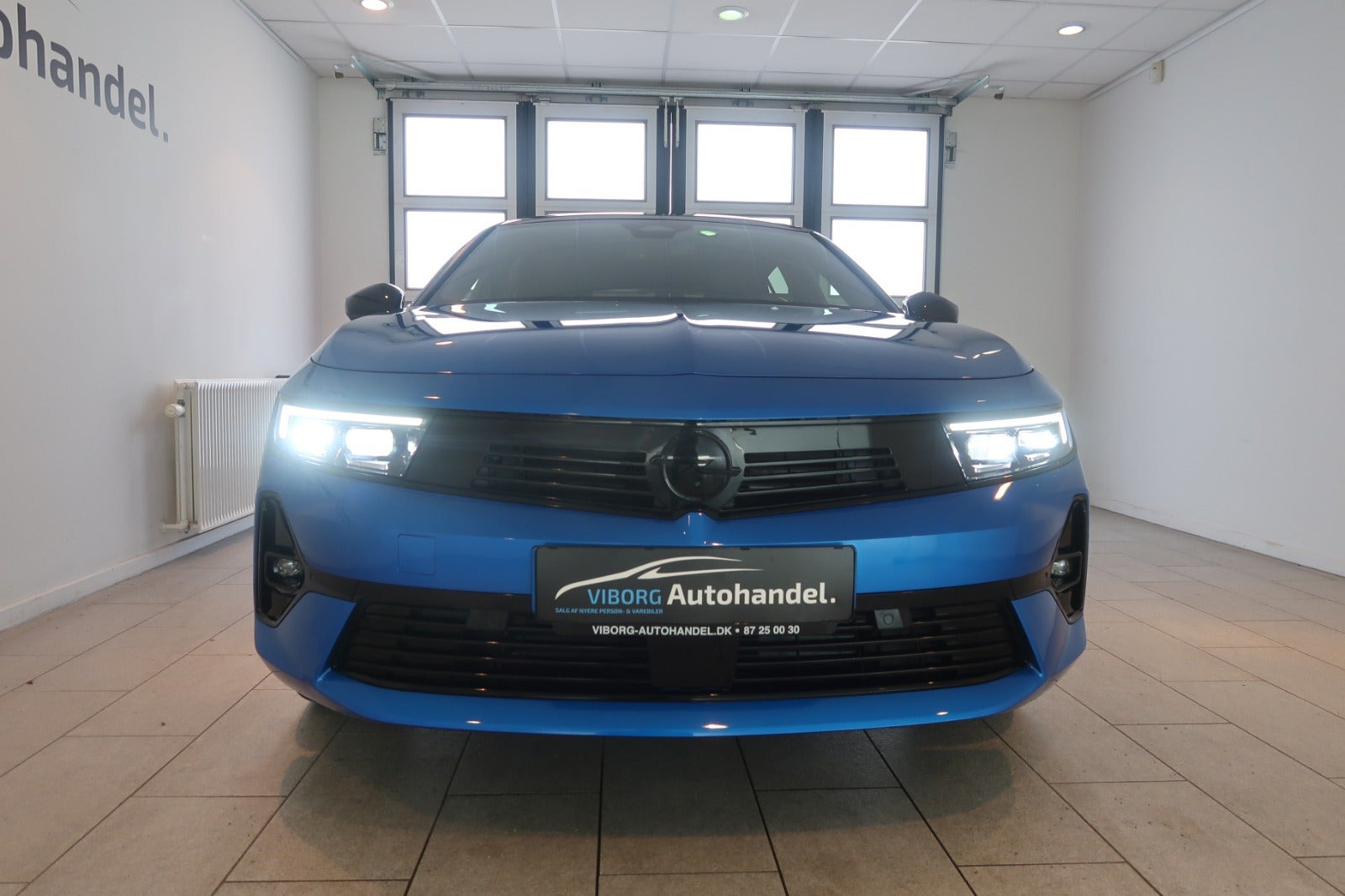 Blå Opel Astra-e fra 2024