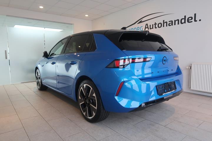 Blå Opel Astra-e fra 2024