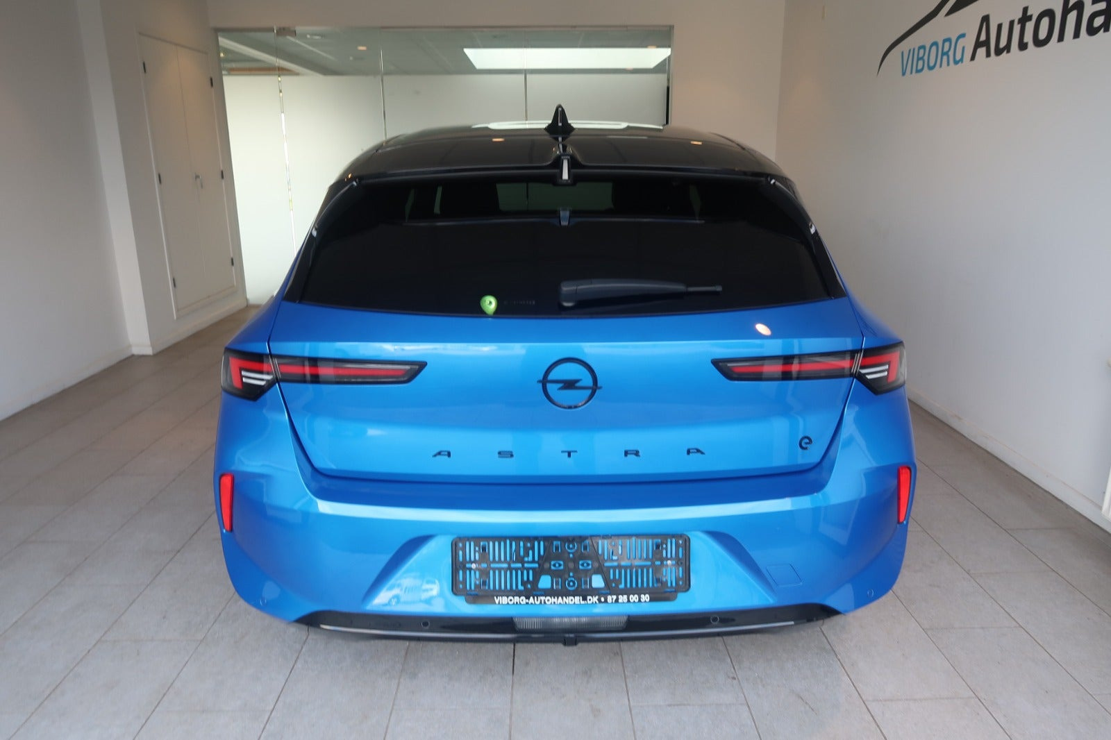 Blå Opel Astra-e fra 2024