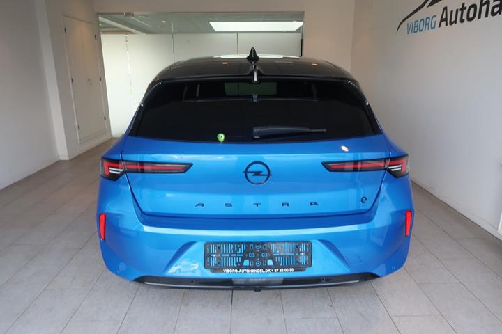 Blå Opel Astra-e fra 2024