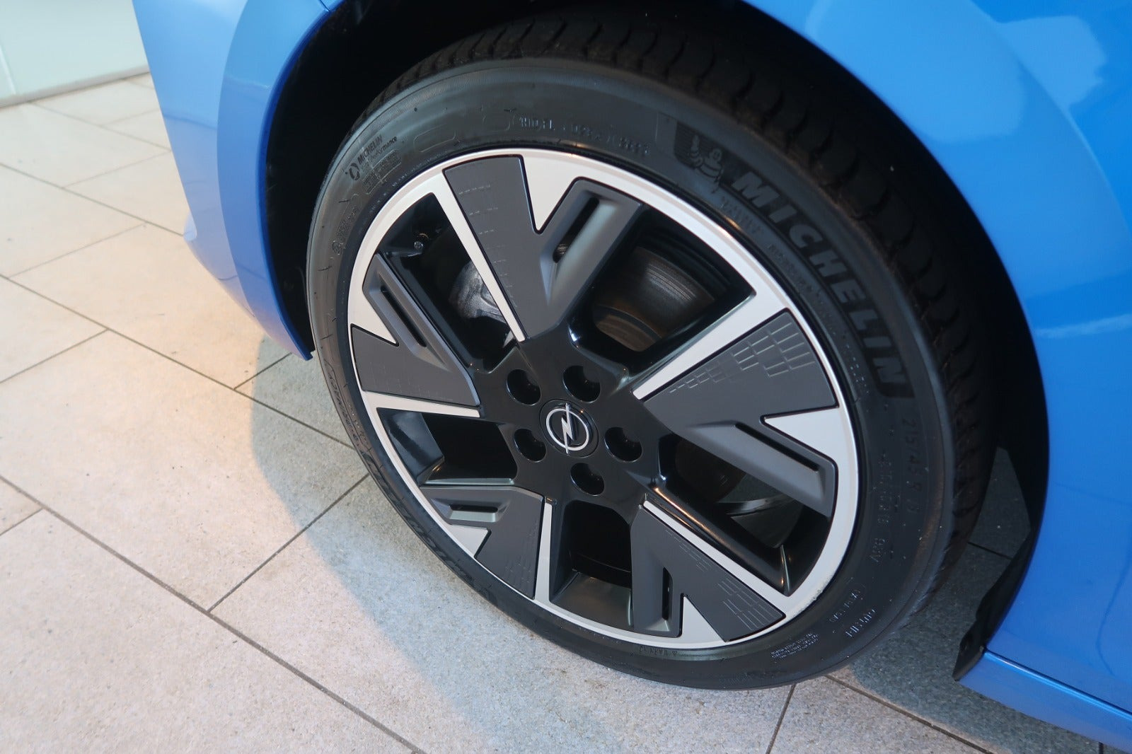 Blå Opel Astra-e fra 2024