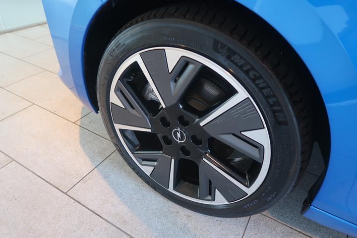 Blå Opel Astra-e fra 2024
