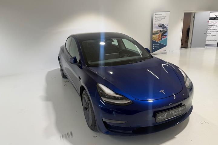 Blå Tesla Model 3 fra 2020