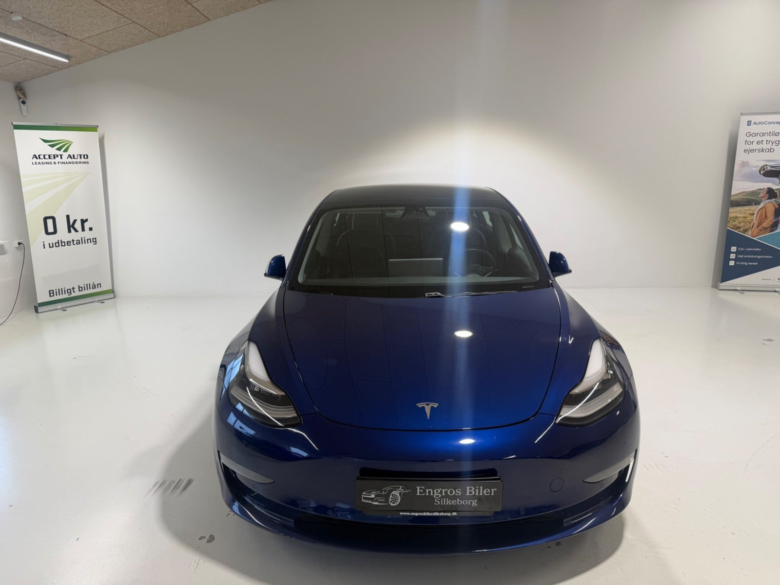 Blå Tesla Model 3 fra 2020