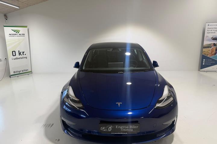 Blå Tesla Model 3 fra 2020