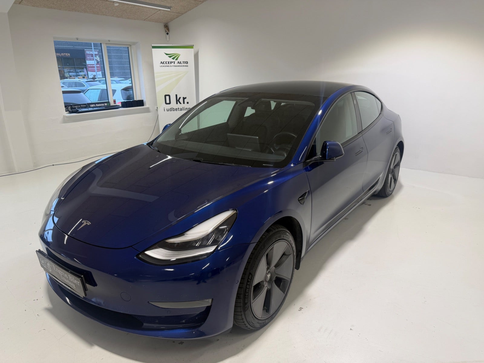 Blå Tesla Model 3 fra 2020
