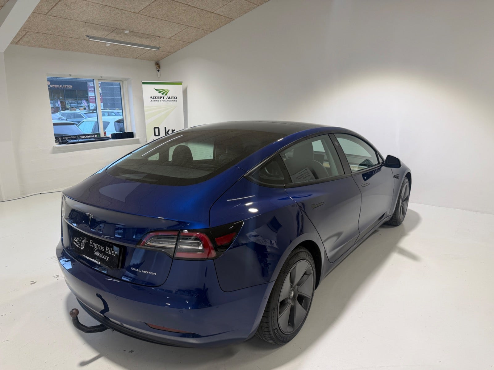 Blå Tesla Model 3 fra 2020