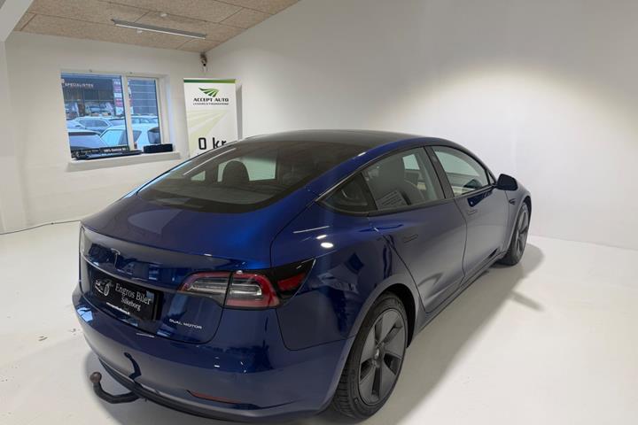Blå Tesla Model 3 fra 2020