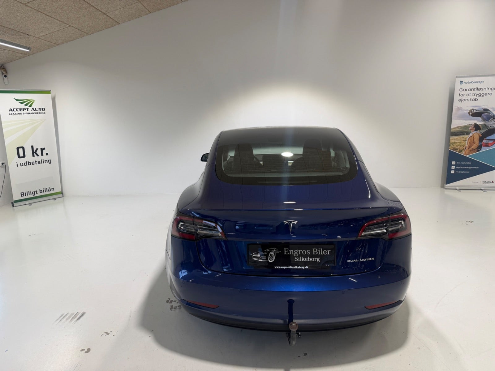 Blå Tesla Model 3 fra 2020