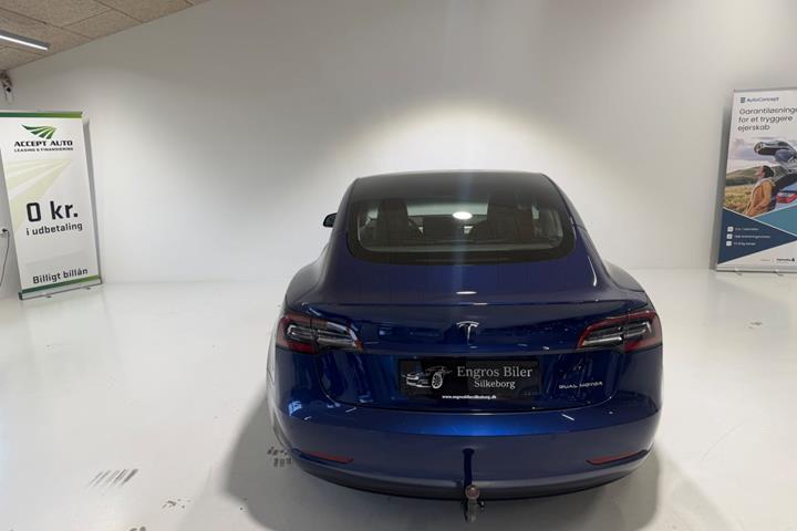 Blå Tesla Model 3 fra 2020